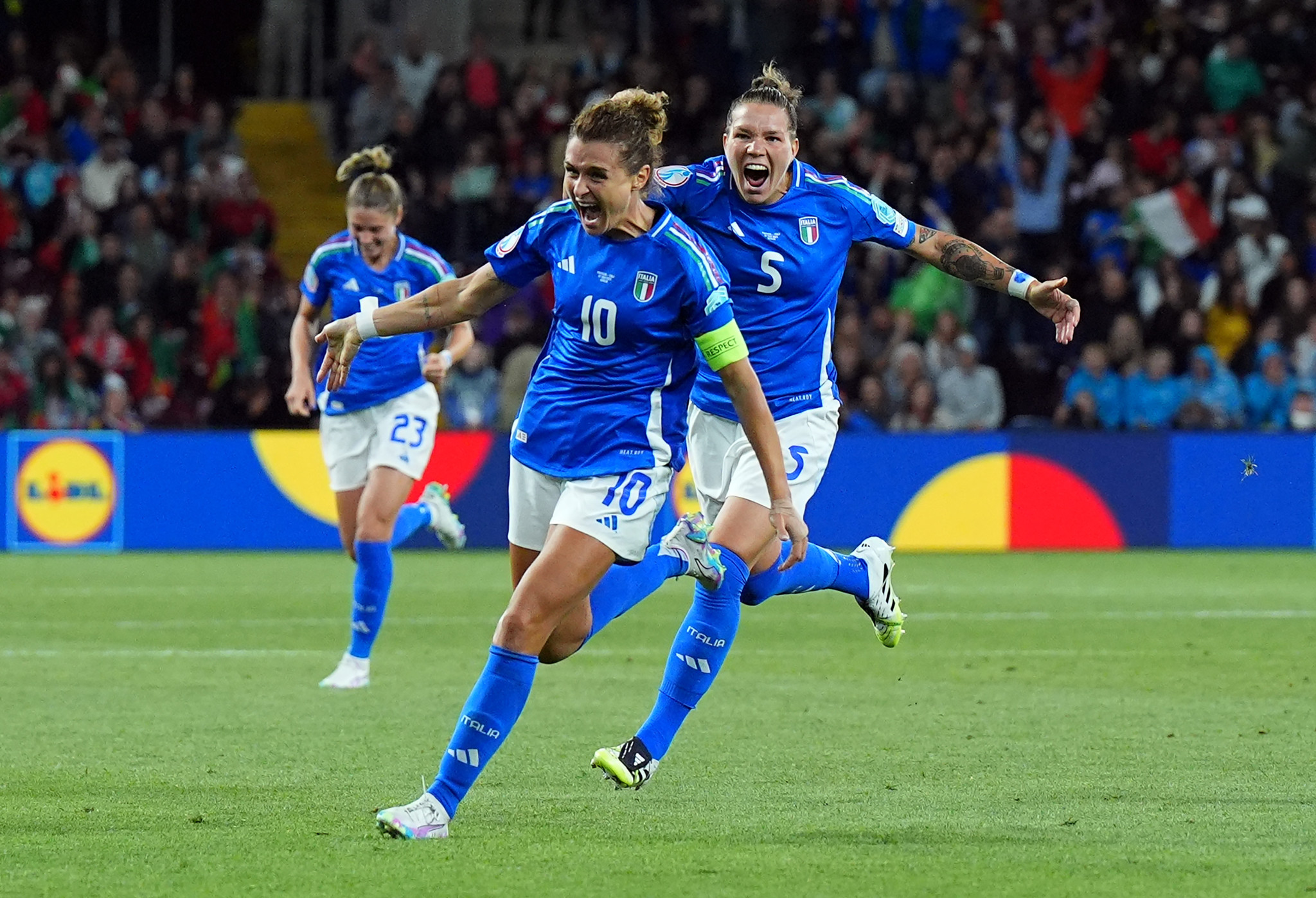 Cristiana Girelli feiert ihr Tor für Italien gegen Portugal während der UEFA Women’s EURO 2025 im Stade de Geneve, genervte Mitspielerinnen im Hintergrund.