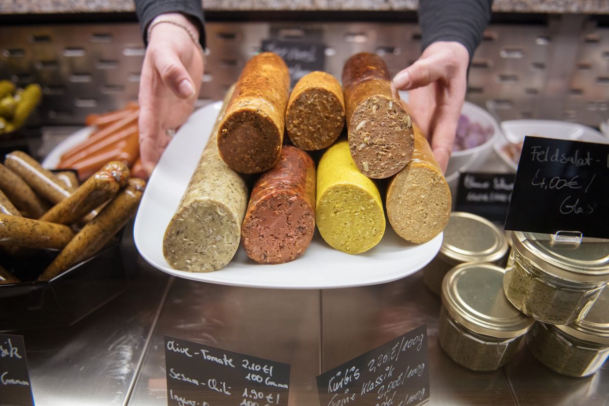 Des saucisses végétaliennes sont exposées dans une boucherie de Berlin.