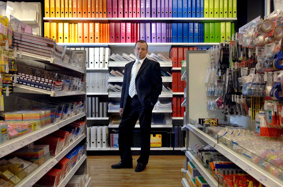Le directeur du magasin Manor, Bertrand Bladt, devant des rayons de fournitures de papèterie.