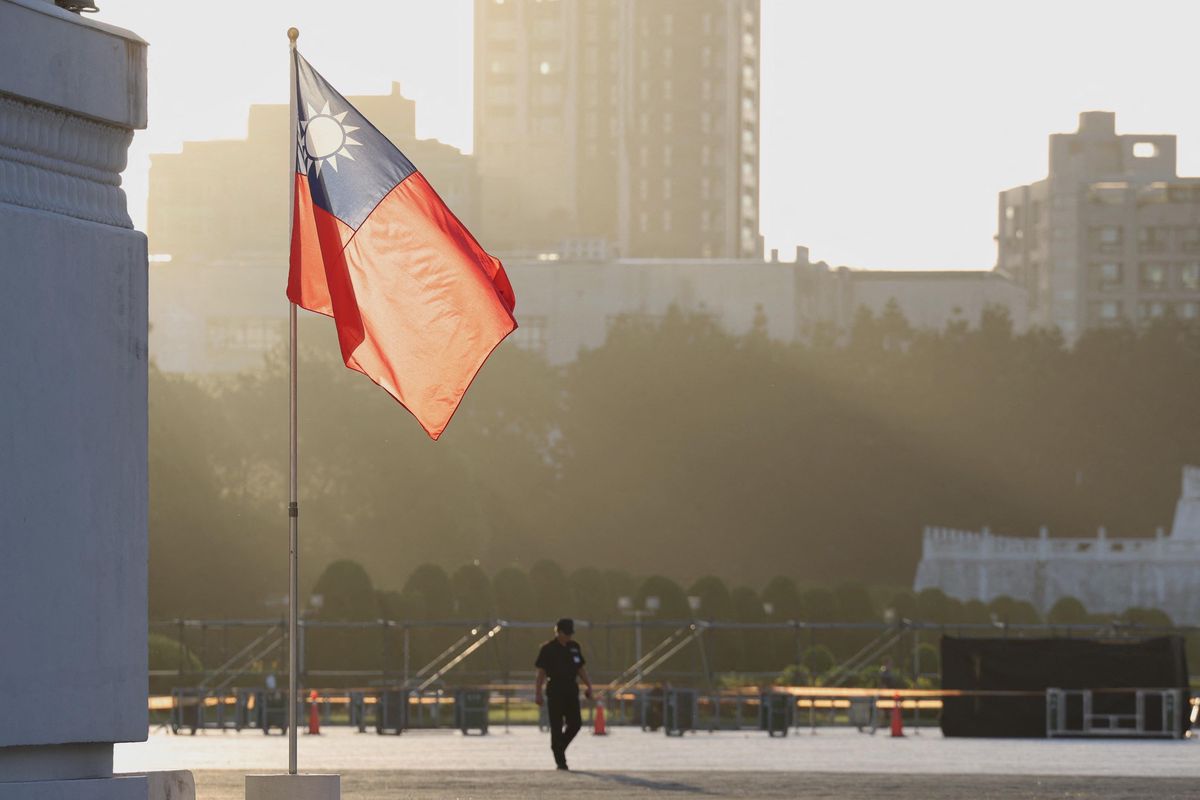 Un homme passe devant un drapeau taïwanais hissé au Mémorial Chiang Kai-shek à Taipei le 15 octobre 2024.