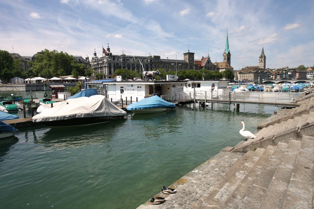 Restaurant und Boots-Pedalovermietung Pier 7 auf der Limmat.