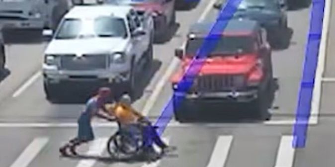 Arkansas-Mann-im-Spider-Man-Kost-m-rettet-Rollstuhlfahrer-vor-dem-Verkehr
