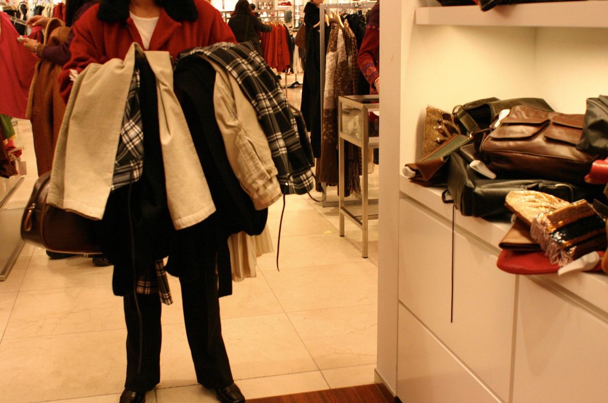 Suisse, Genève, 2004. Cliente dans un magasin genevois. la droite genevoise relance le débat sur l'ouverture des magasins jusqu'à 20h00, et quatre dimanche par an. ©Enrico Gastaldello/azzurro matto