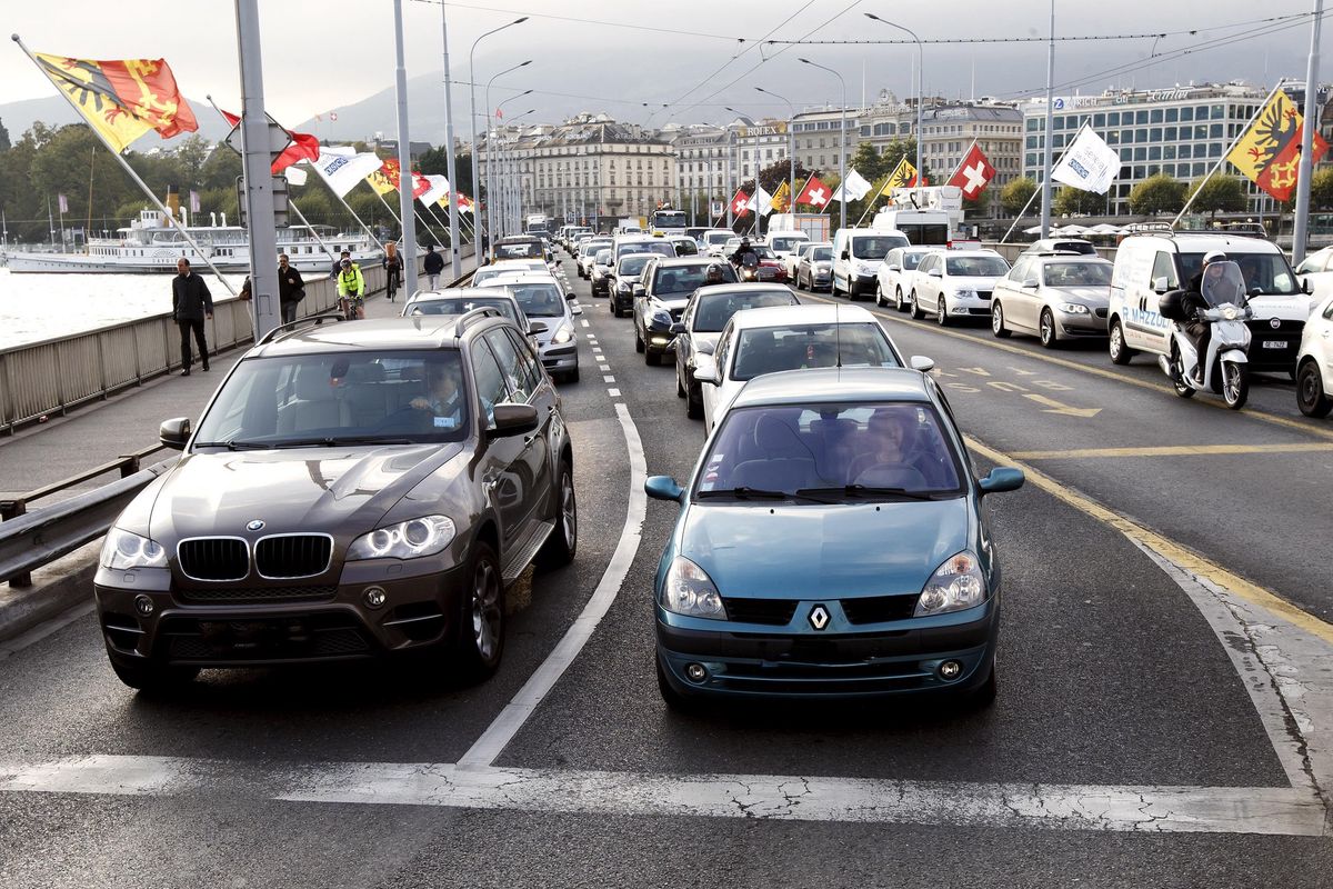 Embouteillage matinal sur le pont du Mont-Blanc à Genève avec des voitures et des drapeaux suisses, le 23 septembre 2014.