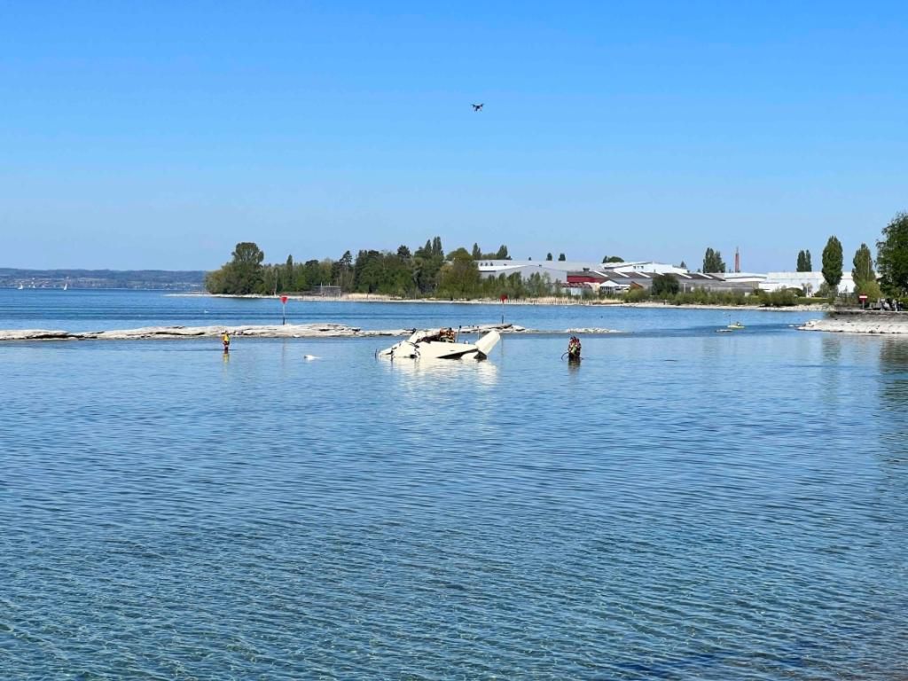 Le petit avion est tombé dans le lac de Constance à environ 50 mètres de la rive.