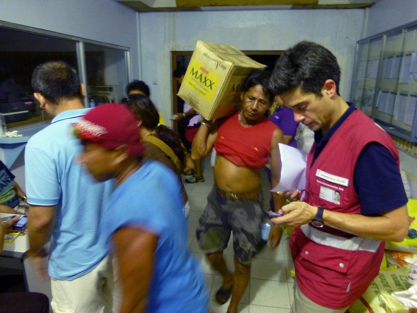 Haben ihre Arbeit aufgenommen: SKH-Mitglied Guillaume Roux-Fouillet bei der Übergabe von Lebensmitteln an die Behörden in Daanbantayan. (13. November 2013)