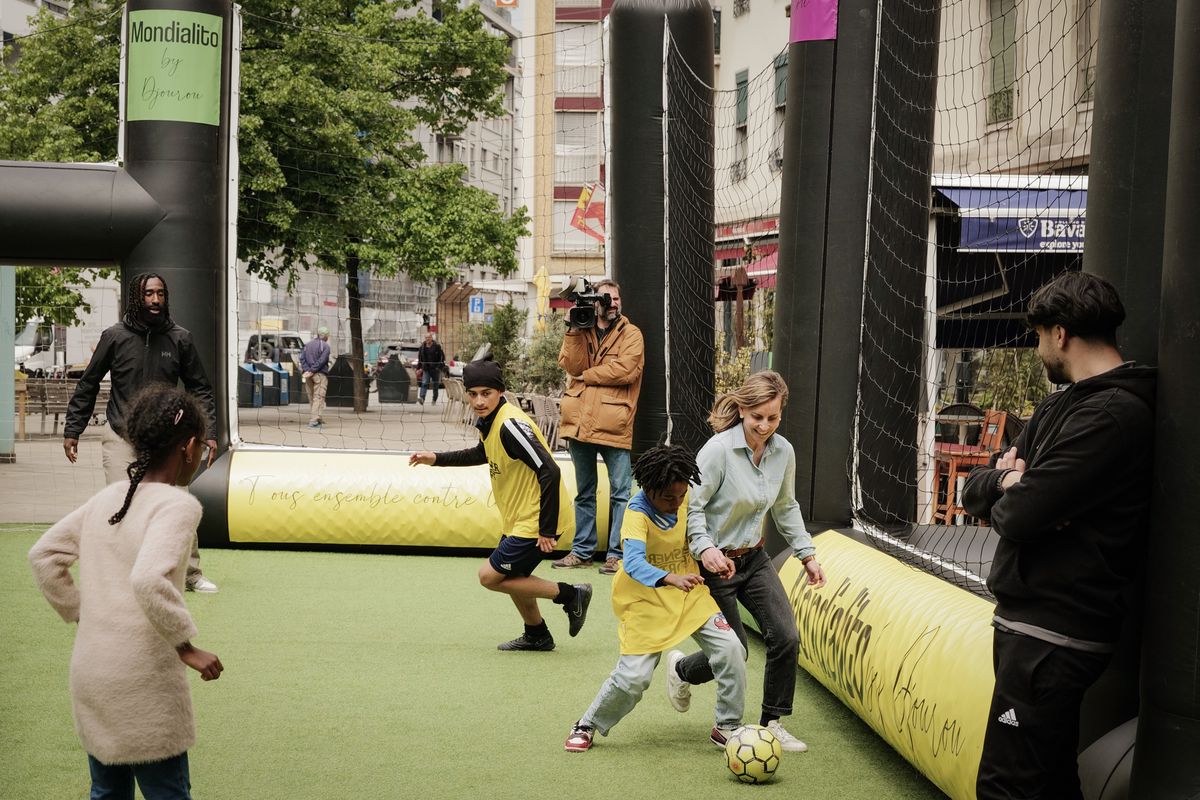 Genève, le 24 avril 2024. Pâquis, place de la Navigation. Un terrain de foot itinérant, projet porté par Johan Djourou et Marie Barbey-Chappuis: Mondialito.