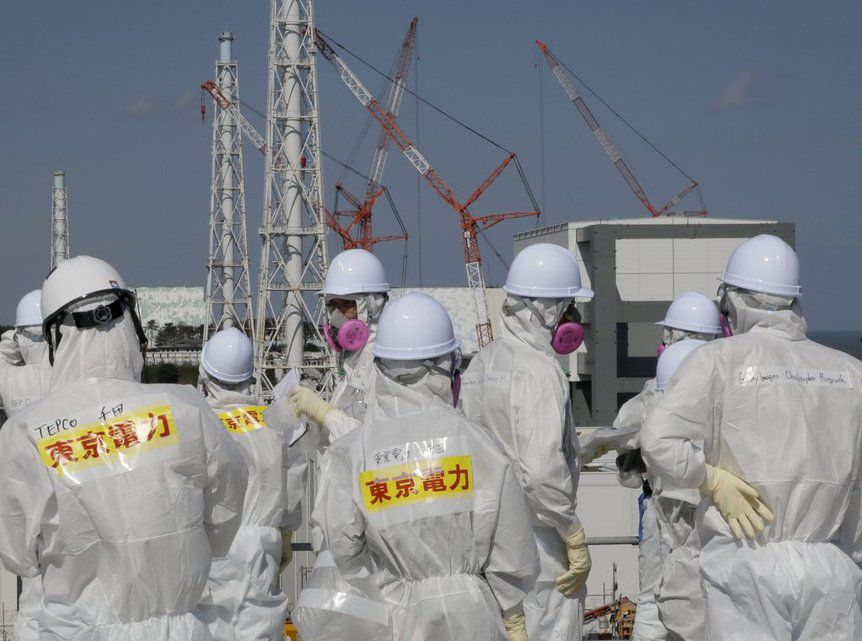 Gefahr von gesundheitlichen Spätschäden: Arbeiter und Journalisten inspizierten im Oktober 2015 die Unfallstelle in Fukushima. (Bild: Keystone/Kimimasa Mayama)
