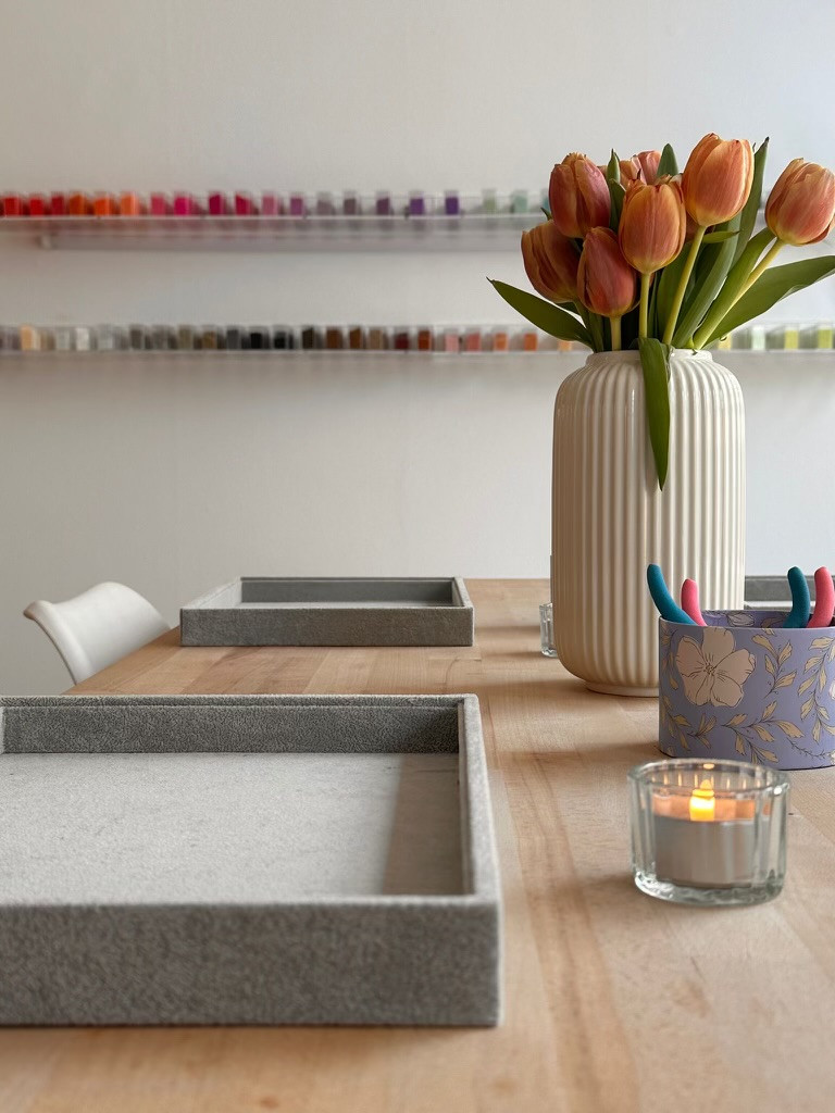 Im Schmuckatelier werden mittels bunter Perlen eigene Accessoires kreiert.