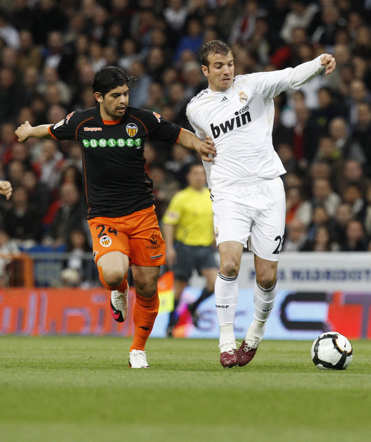...und dem Holländer Rafael van der Vaart beenden. Beide Mittelfeldstrategen werden gemäss englischen Zeitungen schon mit Chelsea in Verbindung gebracht.