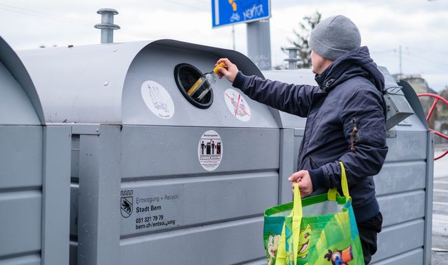 Entsorgung von Glas und Aludosen bei einem Recycling Container. 

Foto: 20min/Simon Glauser
