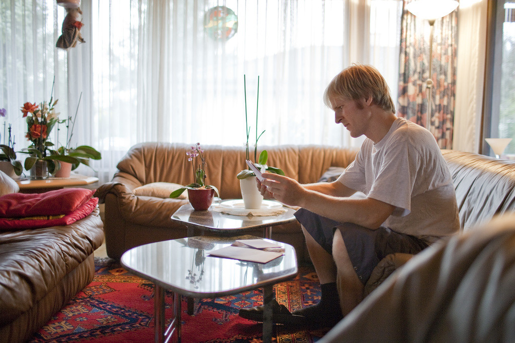 Unemployed Dominik G. reads the reply he received from an employer he sent an application to, pictured on August 21, 2009 in the canton of Aargau, Switzerland. (KEYSTONE/Gaetan Bally)

Der arbeitslose Dominik G. liest den Antwortbrief auf eine der Bewerbungen, die er geschrieben hat, aufgenommen am 21. August 2009 im Kanton Aargau. (KEYSTONE/Gaetan Bally)
