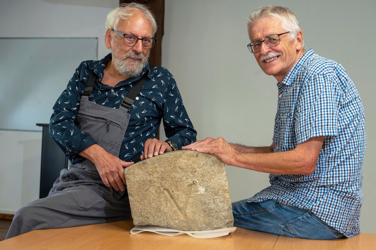 FRIBOURG  LE 3 OCTOBRE 2023. Depuis janvier 2022, la commune bernoise de Clavaleyres a fusionné avec sa grande voisine de Morat (FR). Clavaleyres touchait aussi le canton de Vaud, à Faoug. Une borne tricantonale BE-FR-VD marquait cette frontière.  Disparue depuis 50 ans, cette borne sera remise au service fribourgeois de l'archéologie par Pierre-André Schüpbach, l'animateur du centre de recherches périphériscopiques d'Oleyres, qui l'avait ramassée. ( G a D ) Pierre-André Schupbach du du centre de recherches périphériscopiques avec Jean-Jacques Gonin  ©  (24 HEURES /Jean-Paul Guinnard)