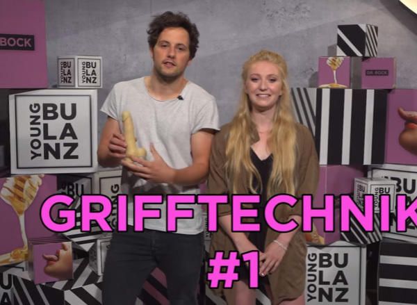 Kevin schnappt sich in der Webserie «Dr. Bock» einen Dildo in der Form eines Penis und demonstriert mit Moderationskollegin Sara ein Best-Of verschiedener Grifftechniken. Kevin schnappt sich in der Webserie «Dr. Bock» einen Dildo in der Form eines Penis und demonstriert mit Moderationskollegin Sara ein Best-Of verschiedener Grifftechniken.