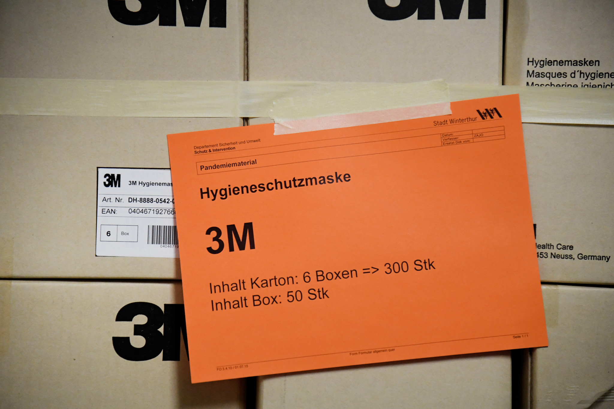 Schutzmaterial wie Masken werden in grosser Stückzahl gelagert – jetzt erreichen sie ihr Haltbarkeitsdatum und müssen vernichtet werden.