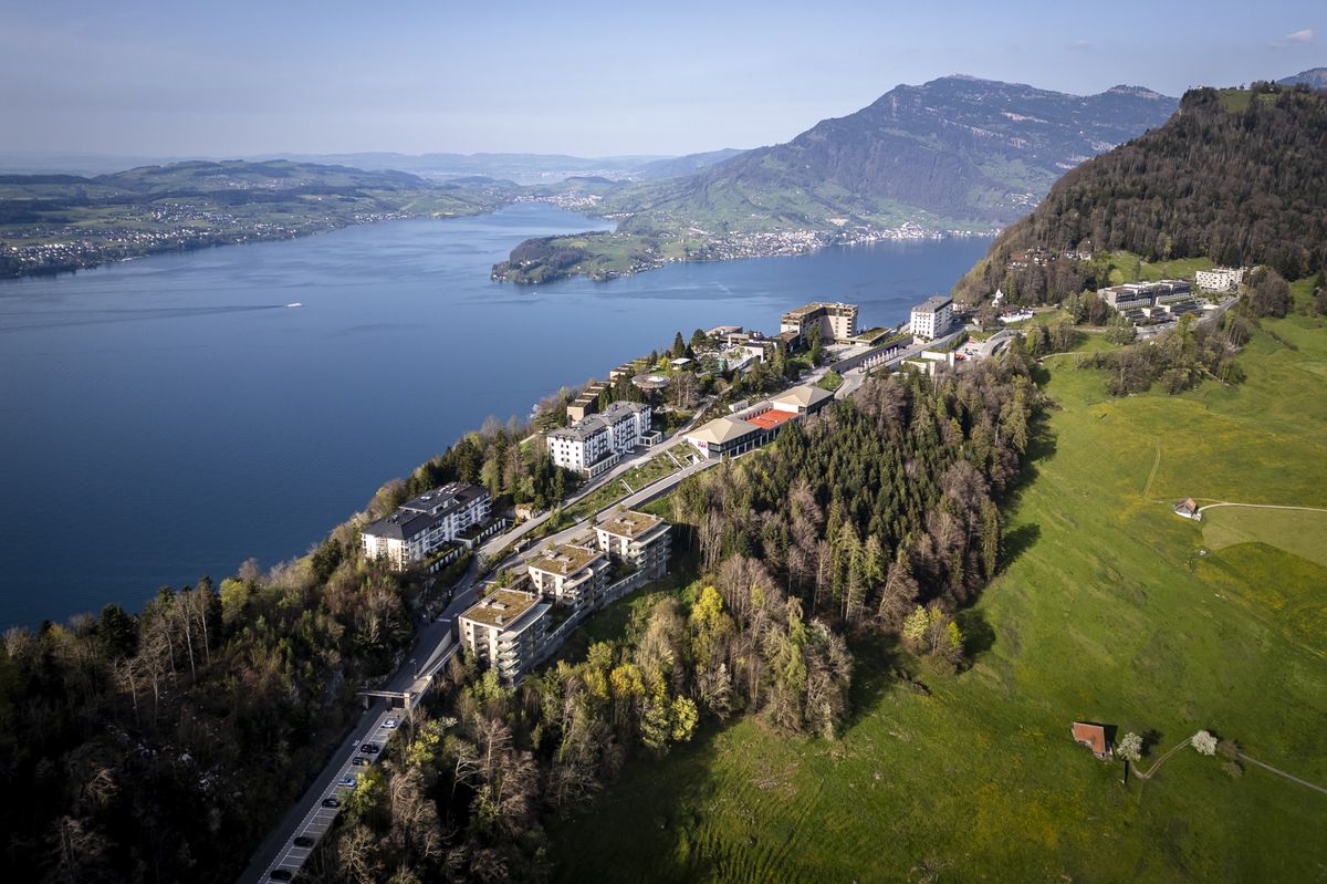 Le complexe hôtelier en haut du Bürgenstock accueille samedi et dimanche une conférence sur la paix en Ukraine. (KEYSTONE/Michael Buholzer)