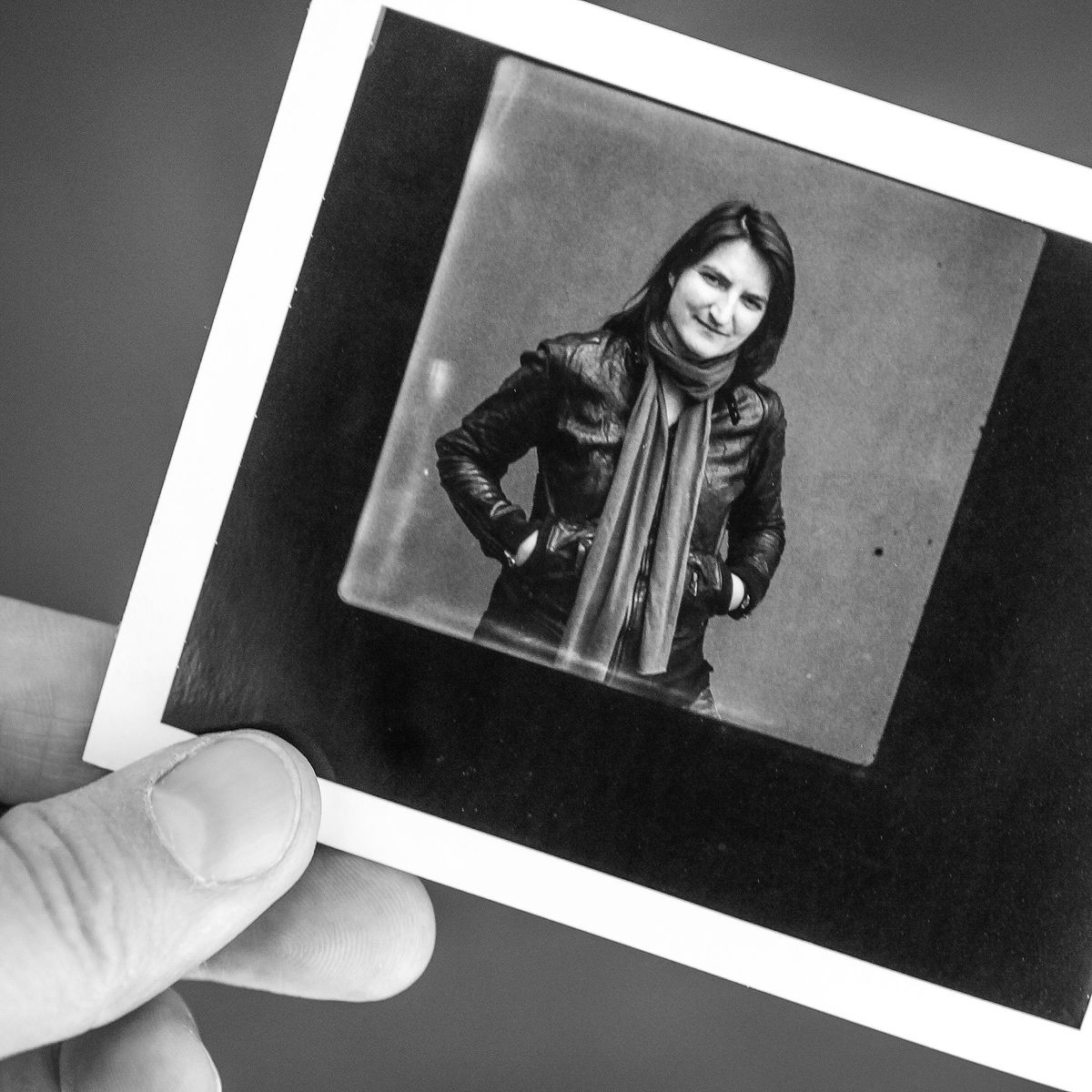 Autoportrait en noir et blanc de Karine Bauzin.