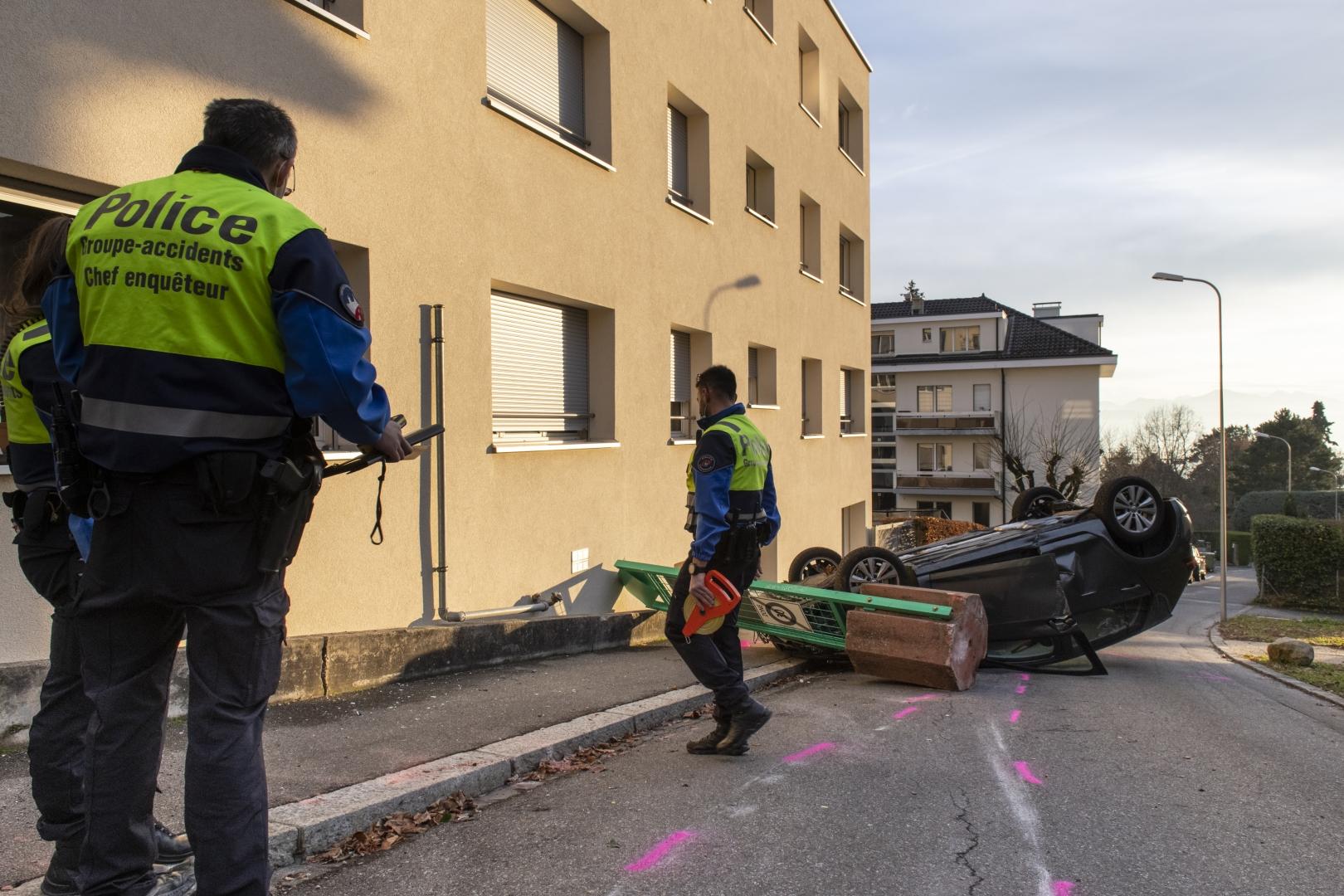 Le véhicule a terminé sur le toit.