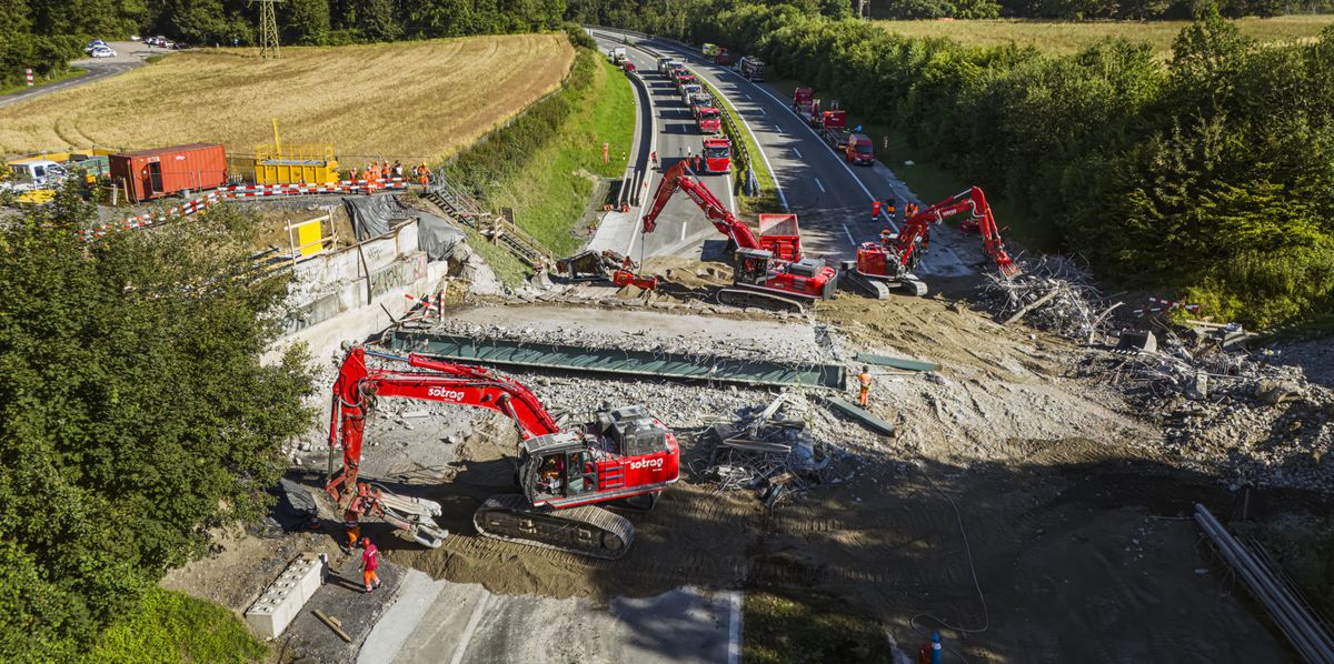 Des machines de chantier travaillent à la deconstruction du passage supérieur de Chenaule qui enjambe l'autoroute à Pully.