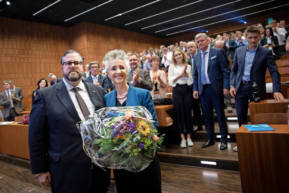 Die FDP-Delegierten haben Kantonsrat Thomas Vogel aus Illnau-Effretikon schon im ersten Wahlgang zum Regierungskandidaten gekürt. Carmen Walker Späh gratuliert ihrem Kollegen.