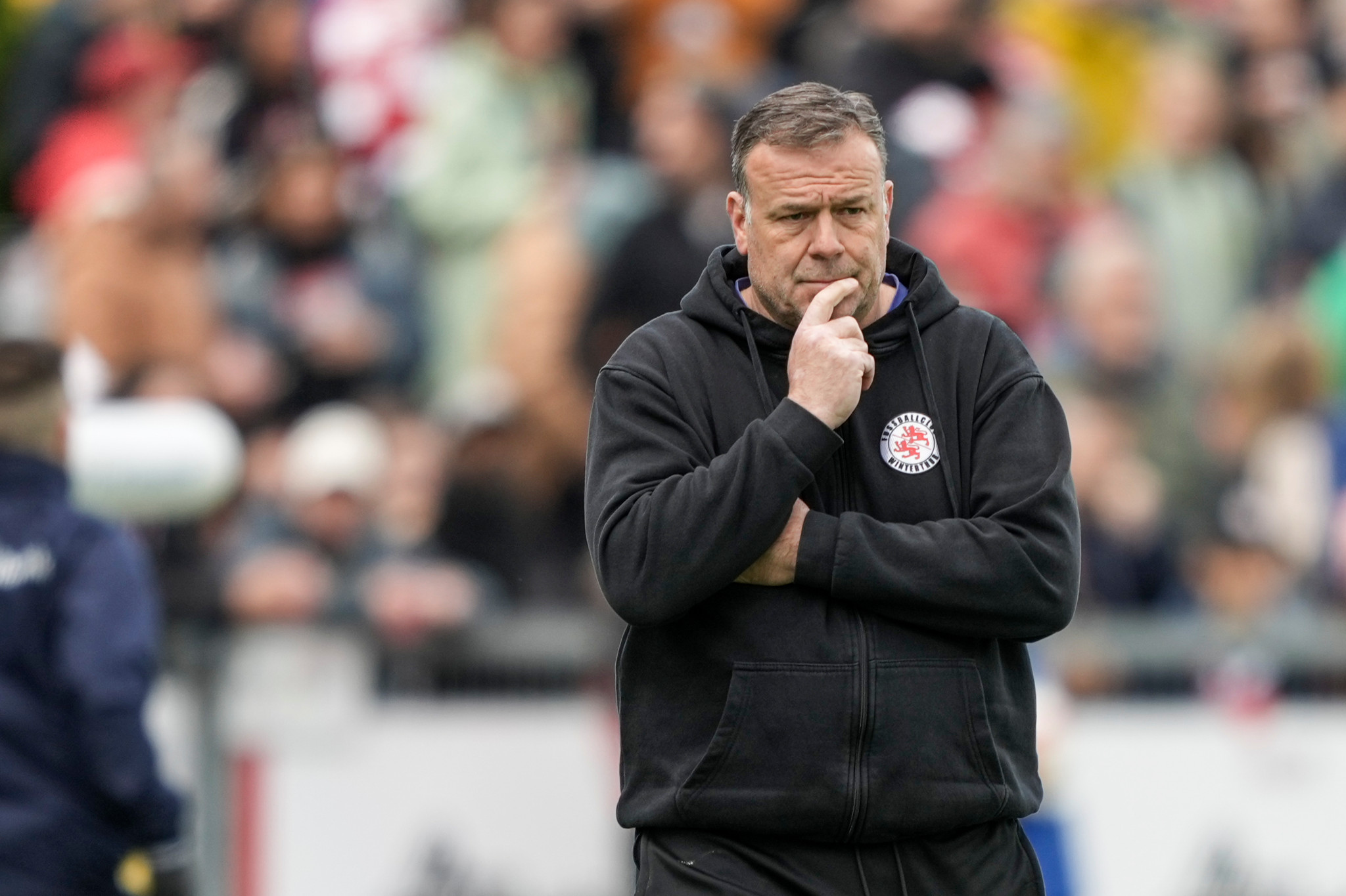FC-Winterthur-Trainer Patrick Rahmen nachdenklich an der Seitenlinie beim Super-League-Spiel gegen den FC Luzern.