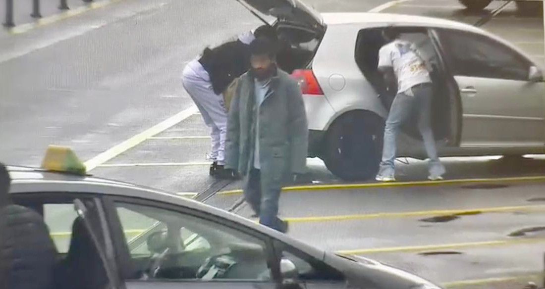 L’homme déambulait là où les taxis déposent leurs clients.