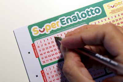 Rekord-Lottogewinn: Mega-Jackpot macht gleich 90 Italiener zu ...