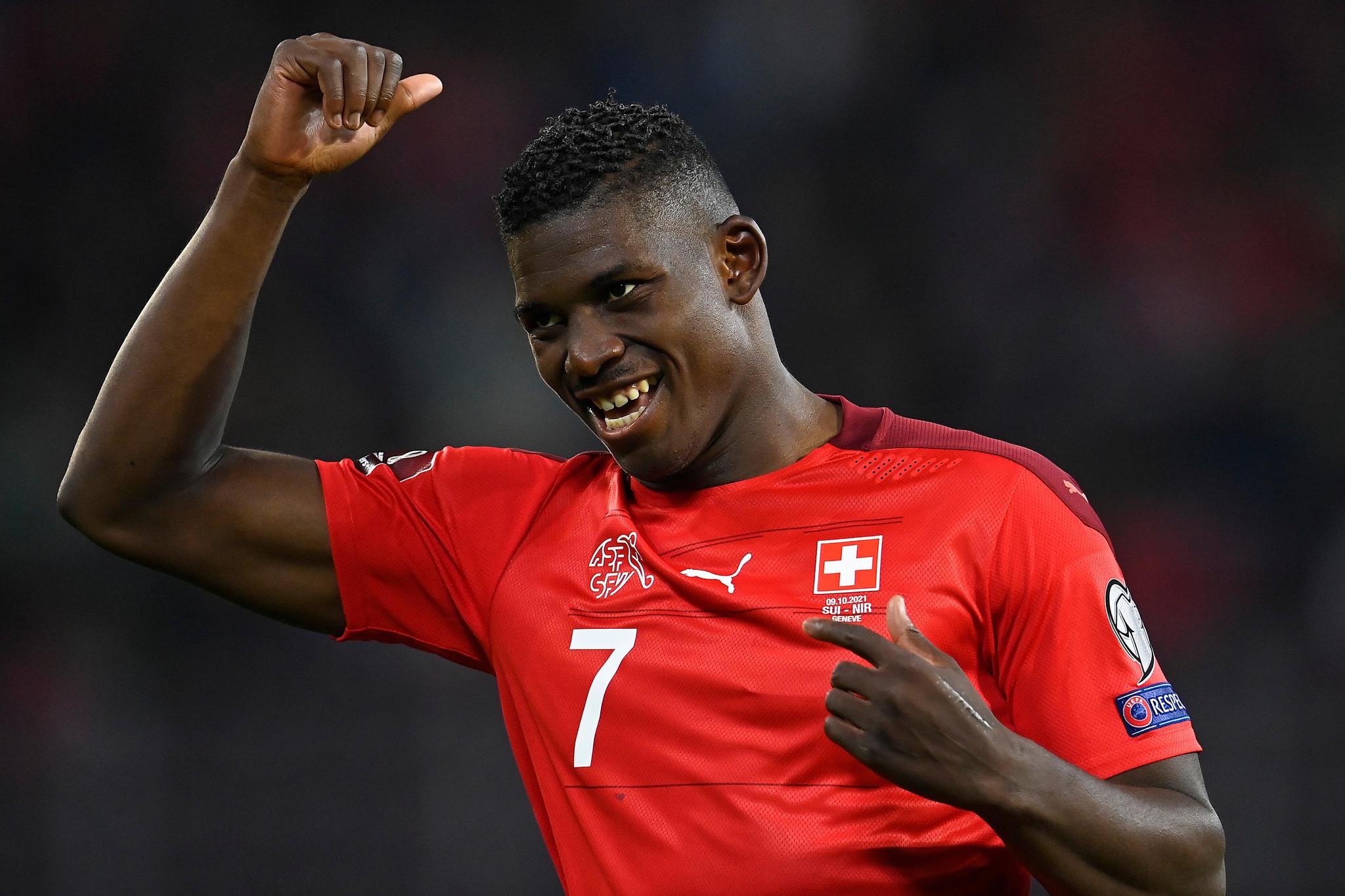 Der Schweizer Nationalstürmer Breel Embolo freut sich im Spiel gegen Nordirland.