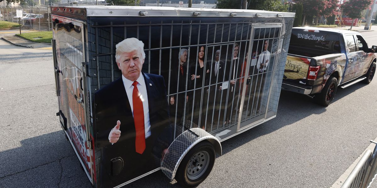 Trump-Anhänger: Ein Unterstützer des Ex-US-Präsidenten fährt vor dem Gefängnis in Atlanta vorbei, wo Donald Trump erscheinen muss.