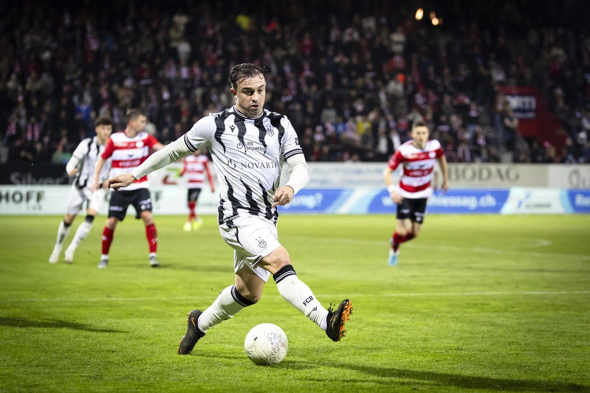 Xherdan Shaqiri im Trikot des FC Basel während eines Spiels gegen den FC Winterthur in der Swiss Super League auf der Schützenwiese. Hintergrund zeigt Zuschauer und Fussballspieler.