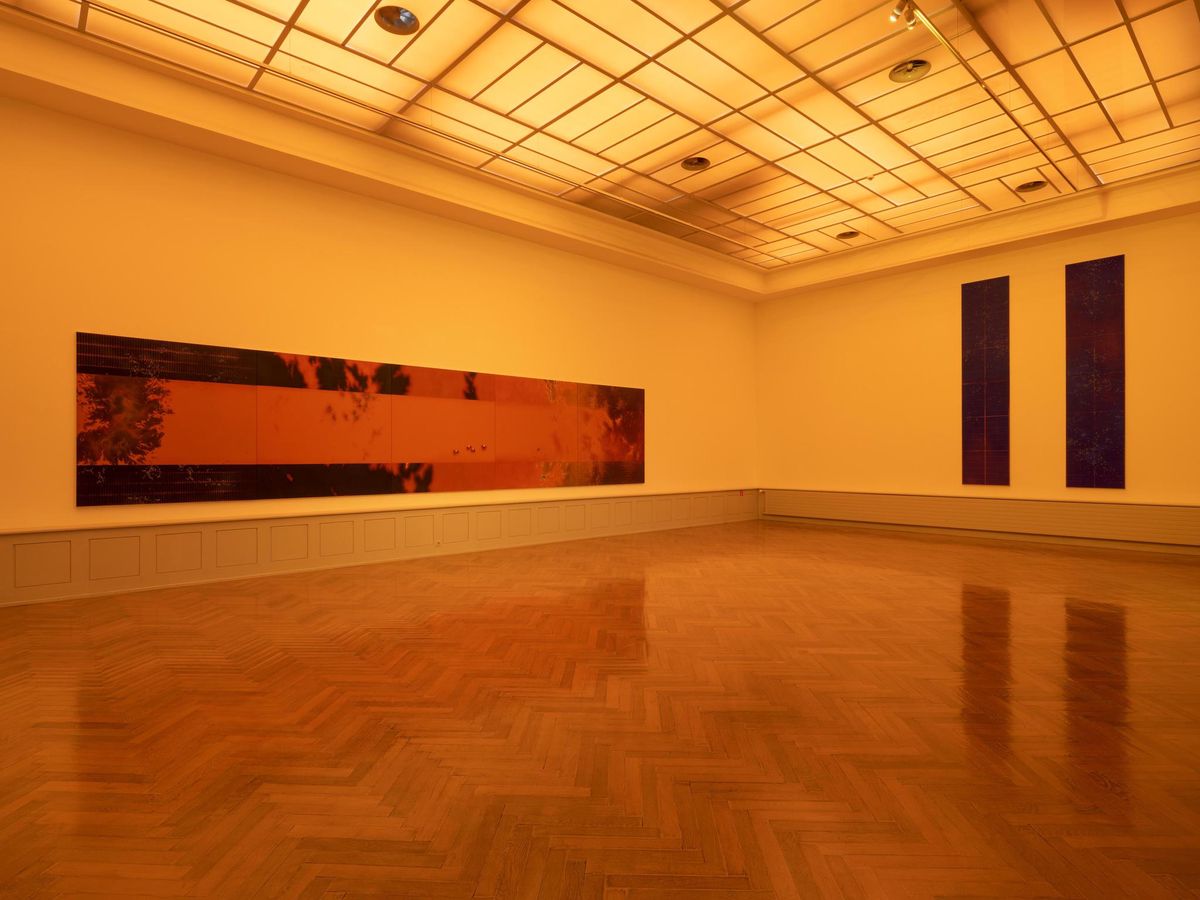 L’artiste a pris en compte l’espace du Musée des beaux-arts de La Chaux-de-Fonds dans la construction de son exposition, y compris, ici, la verrière qui vient apporter sa luminosité changeante au gré de la météo. 