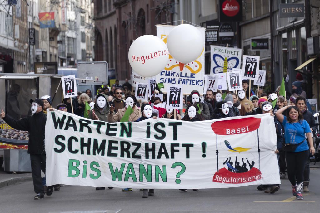 Das will die EKM ändern. Sie schlägt einen neuen Ausweis vor, der «die Illegalität des Aufenthalts aufhebt». Er soll dafür sorgen, dass Betroffene bei «Kontrollen durch Ordnungskräfte nicht wiederholt als illegal Anwesende gebüsst werden». Das will die EKM ändern. Sie schlägt einen neuen Ausweis vor, der «die Illegalität des Aufenthalts aufhebt». Er soll dafür sorgen, dass Betroffene bei «Kontrollen durch Ordnungskräfte nicht wiederholt als illegal Anwesende gebüsst werden».