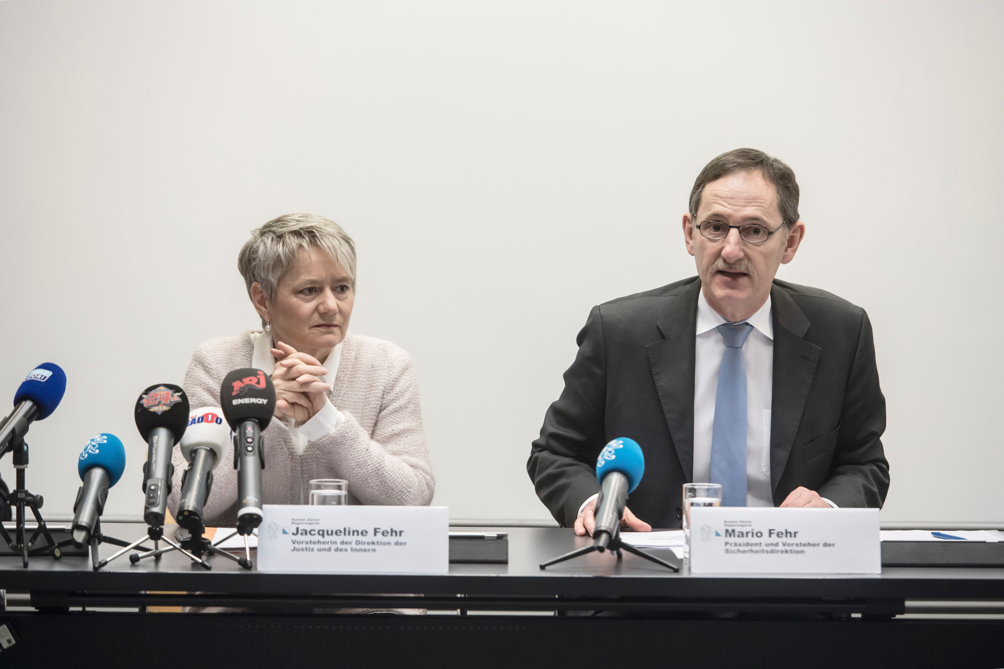 Regierungsrätin Jacqueline Fehr spricht im Dezember 2022 zum Datenleck; neben ihr Urs Kaderli, Leiter Digital Solutions der Direktion der Justiz und des Innern.