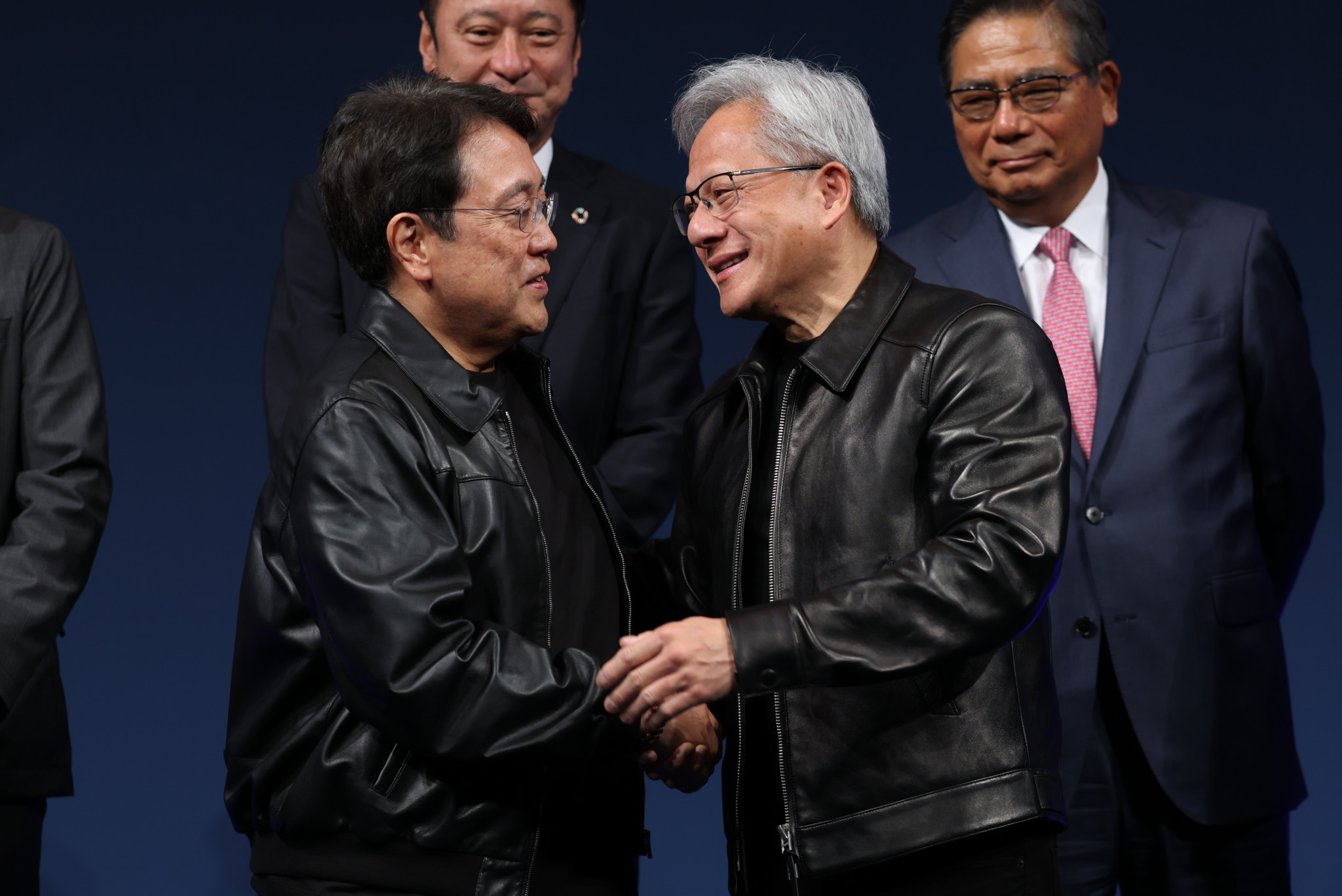 Nvidia-CEO Jensen Huang (r.) schüttelt Japans Wirtschaftsminister Ryosei Akazawa die Hand bei einem METI-Event in Tokio. Nvidia-CEO Jensen Huang (r.) schüttelt Japans Wirtschaftsminister Ryosei Akazawa die Hand bei einem METI-Event in Tokio.