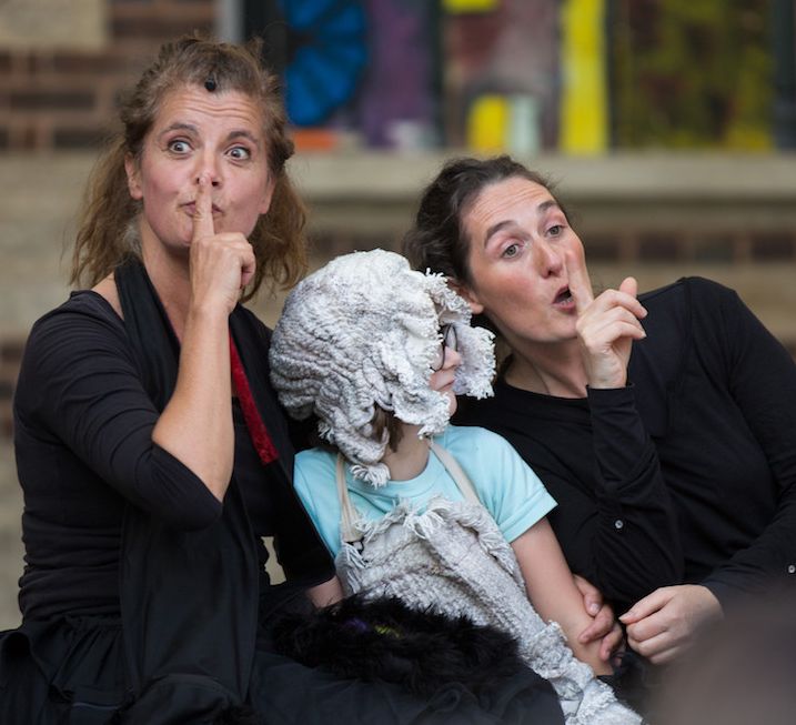 Joane Reymond et Estelle Aubriot (à droite) dans la version en langue des signes de «Cendrillon mène le bal».