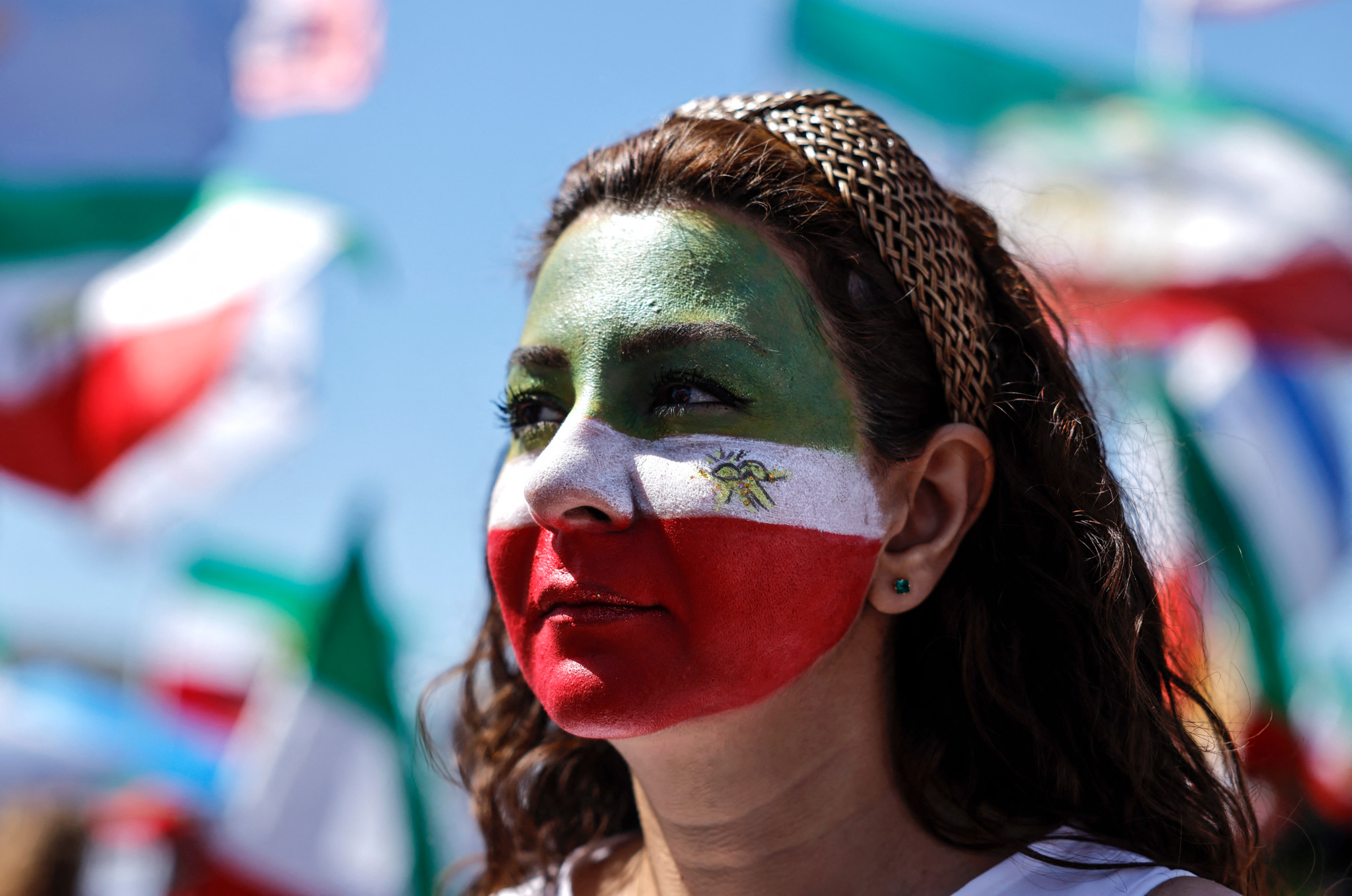 Iran plays in the United States: Exiled Iranians cheer the opponent and wave banned flags