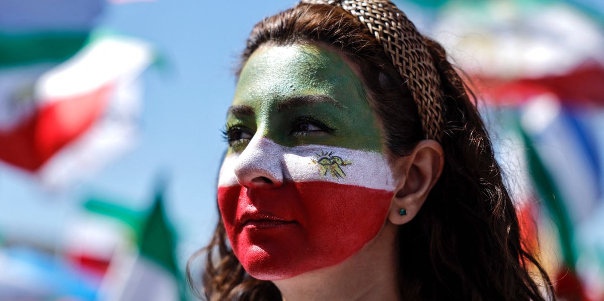 Der-Iran-spielt-in-den-USA-Exil-Iraner-bejubeln-auch-den-Gegner-und-schwenken-verbotene-Fahnen