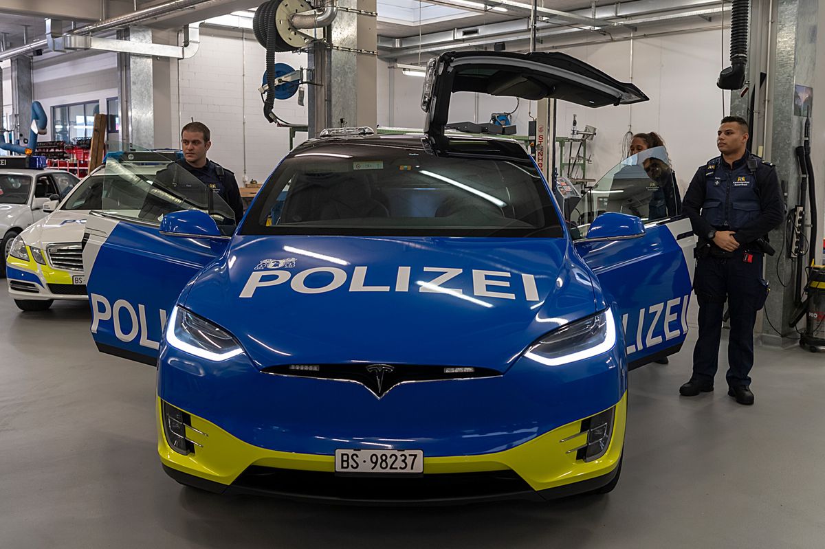 Ein Tesla X 100D, Bestandteil der erneuerten Flotte der Alarmpikett-Fahrzeuge der Kantonspolizei Basel-Stadt, fotografiert in Basel am Donnerstag, 6. Dezember 2018. (KEYSTONE/Georgios Kefalas)