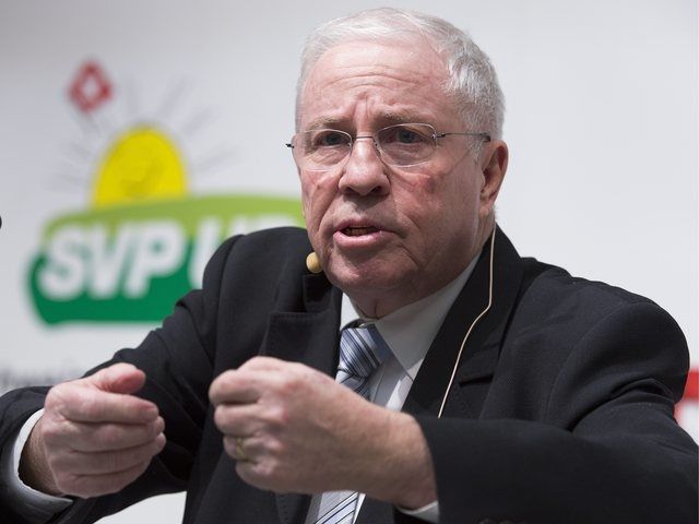 Les propos de Christoph Blocher sur les Romands suscitent un lot de critiques en Suisse. Les propos de Christoph Blocher sur les Romands suscitent un lot de critiques en Suisse.
