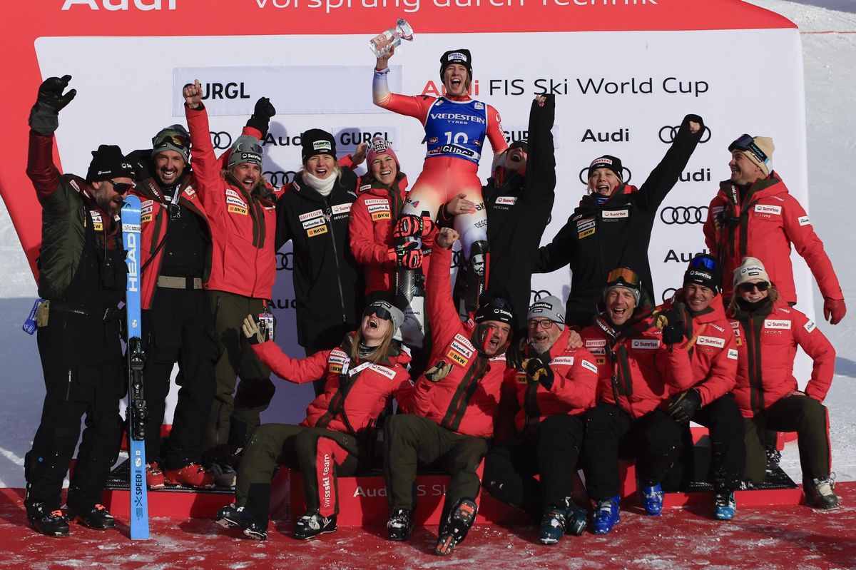 Camille Rast, au centre supérieur, célèbre avec son équipe après avoir pris la troisième place en slalom de la Coupe du monde de ski alpin féminin à Gurgl, Autriche.