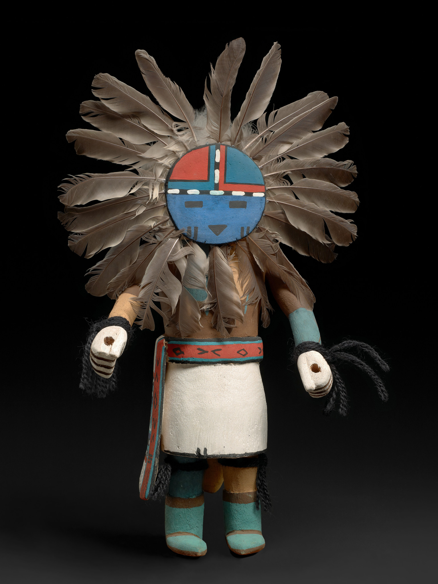 Kachina-Figur / Tawa.
aus der Sammlung von Ekkehart Malotki
Katchina oder Katsina bezeichnet in den Kulturen der Hopi, Zuni und anderer Pueblo-Indianer im Südwesten der Vereinigten Staaten drei Erscheinungen: den Geist einer Naturerscheinung in Form eines Tieres, einer Pflanze, eines Ahnen etc., den maskierten Tänzer, der diesen Geist darstellt, und die figürliche Darstellung desselben. Die Schreibweise Katsina stammt aus der Sprache der Hopi. Katsinam wirken als Vermittler der Gebete der Menschen an die Götter für den in dieser Region wichtigen Regen. Aus diesem Grund werden sie als höhere Wesen betrachtet., Datierung: o.J., Herstellungsort: Arizona Ethnie: Hopi, Inventar-Nr.: IV B 12896,    , Keine Nutzung für Merchandising-Produkte gestattet!, Copyright: bpk / Ethnologisches Museum, SMB / Claudia Obrocki