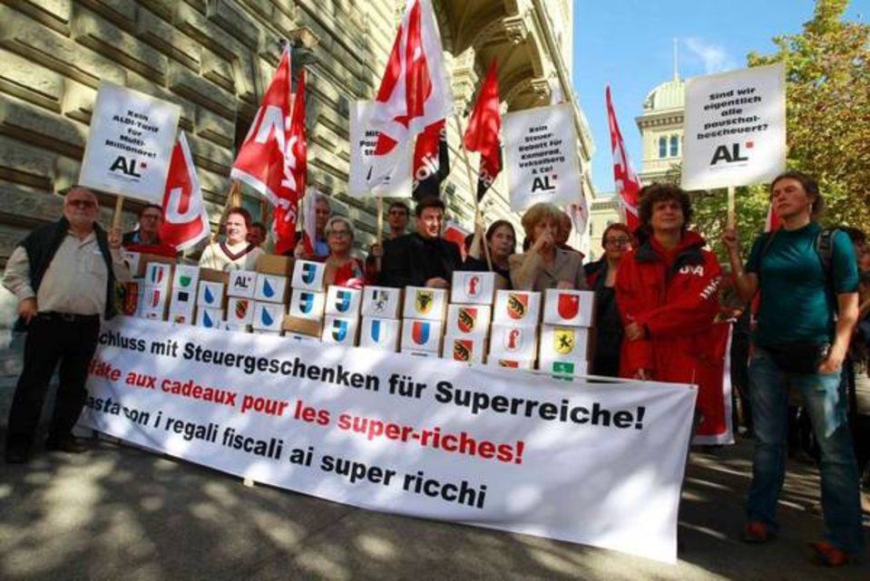 Les Suisses se prononcent également sur l'abolition des forfaits fiscaux.  Il vise à supprimer dès 2017 l'imposition d'après la dépense (ou imposition forfaitaire), accordée aux étrangers domiciliés en Suisse pour autant qu'ils n'y exercent pas d'activité lucrative. 