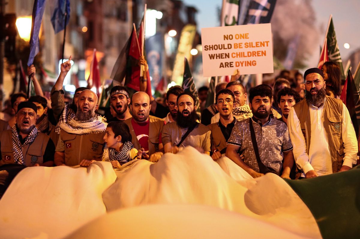 epa11513853 Pro-Palestinian protesters hold placards and shout slogans during a protest  after evening pray to condemn the killing of Hamas leader Ismail Haniyeh, in Istanbul, Turkey, 31 July 2024. According to an Iranian Revolutionary Guard Corps (IRGC) statement on 31 July, Haniyeh and one of his bodyguards were targeted and killed in Tehran on 31 July 2024.  EPA/ERDEM SAHIN