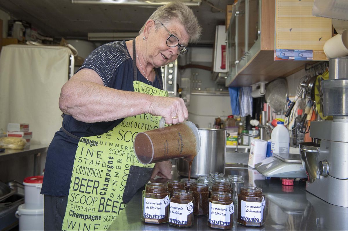Dans son atelier de Châtillon, Monique Crausaz produit en moyenne 500 litres annuellement de moutarde de bénichon.