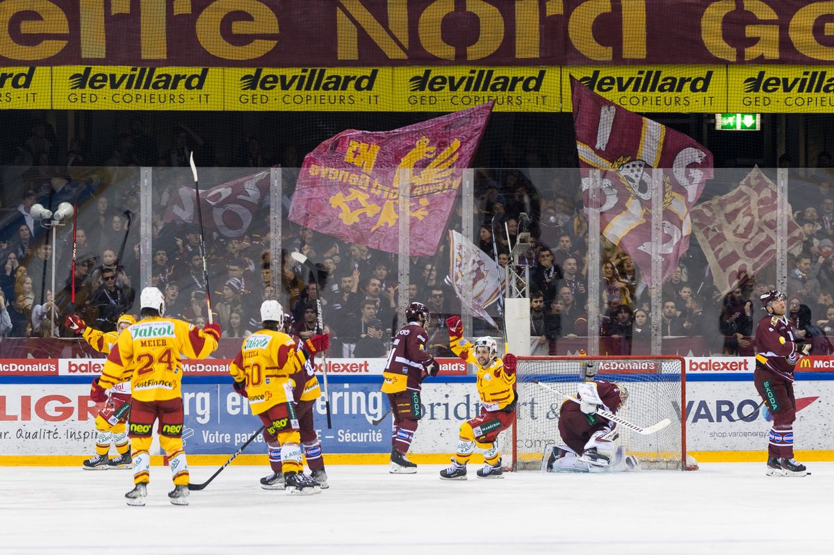 Joie Langnau apres l'ouverture du score 0-1, le topscorer Aleksi Saarela (Langnau), Noah Meier (Langnau), Juuso Riikola (Langnau), Tim Berni (GSHC), Julian Schmutz (Langnau), le gardien Robert Mayer (GSHC), Teemu Hartikainen (GSHC), pendant le match entre le Geneve-Servette Hockey Club et les SCL Tigers comptant pour le championnat de National League, le vendredi 1 decembre 2023 a la Patinoire des Vernets, a Geneve (Bastien Gallay / GallayPhoto)