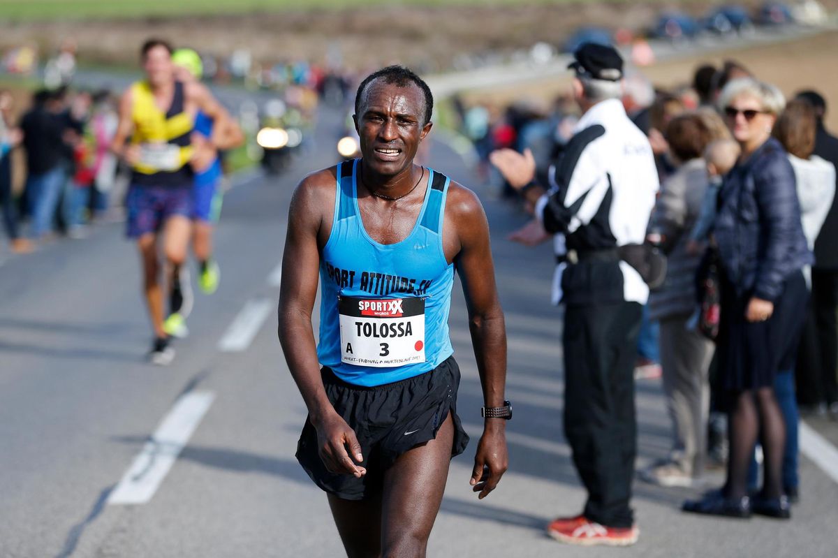 L’athlète éthiopien Tolossa Chengere, à Morat-Fribourg en 2017. (KEYSTONE/Peter Klaunzer)