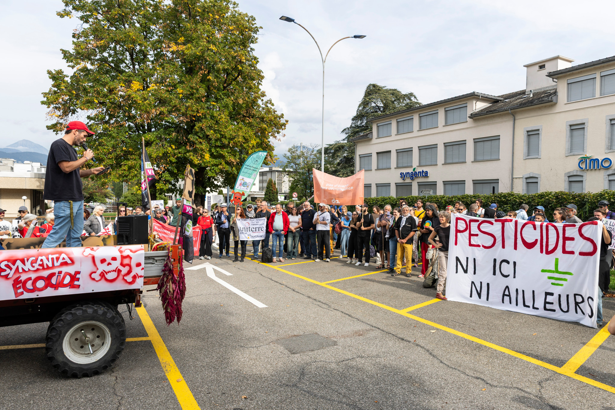 Manifestation à Monthey (VS): Plus de 300 personnes mobilisées contre le géant des pesticides Syngenta