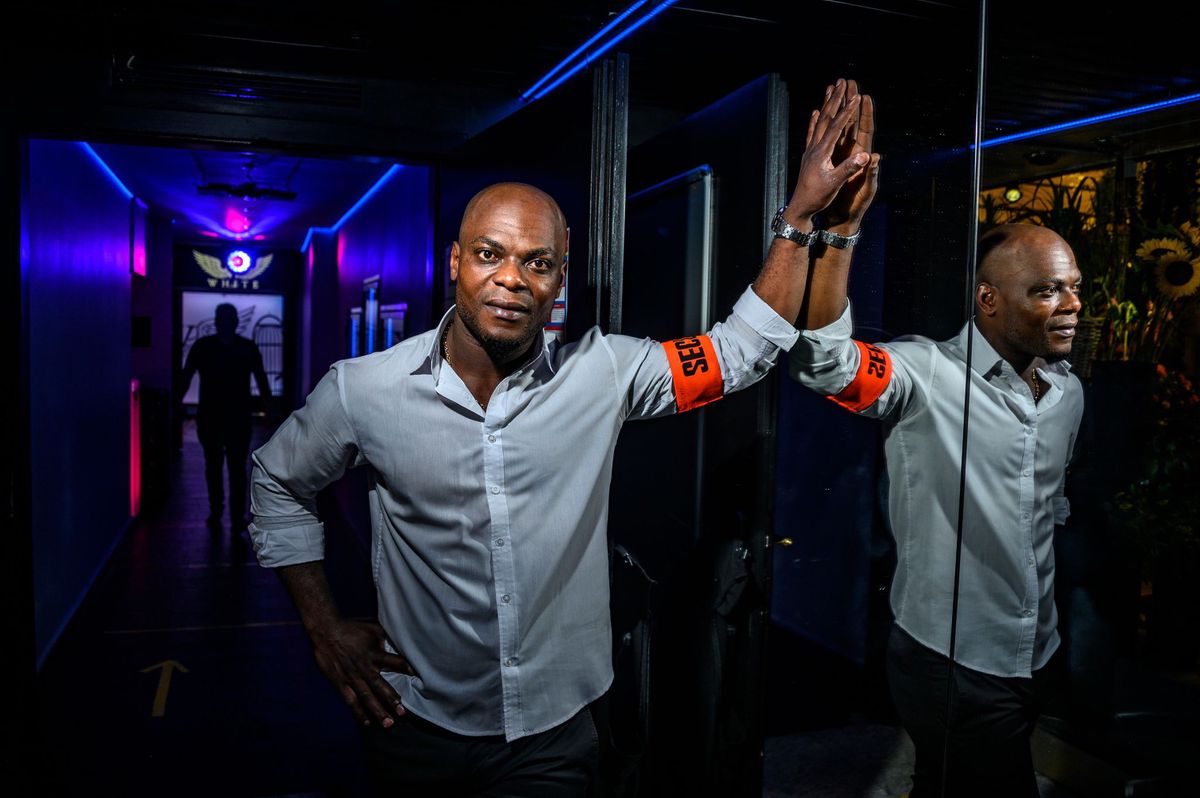 Longtemps phare dans la nuit de la galerie Saint-François, au pied du Darling, celui qui approche gentiment la quarantaine voit maintenant défiler une deuxième génération de noctambules.