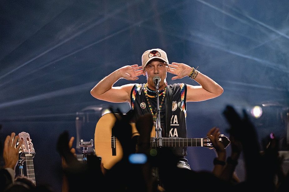 Le musicien et compositeur franco-espagnol Manu Chao joue sur scène à Vitry-sur-Seine près de Paris, France, le 17 septembre 2024.
