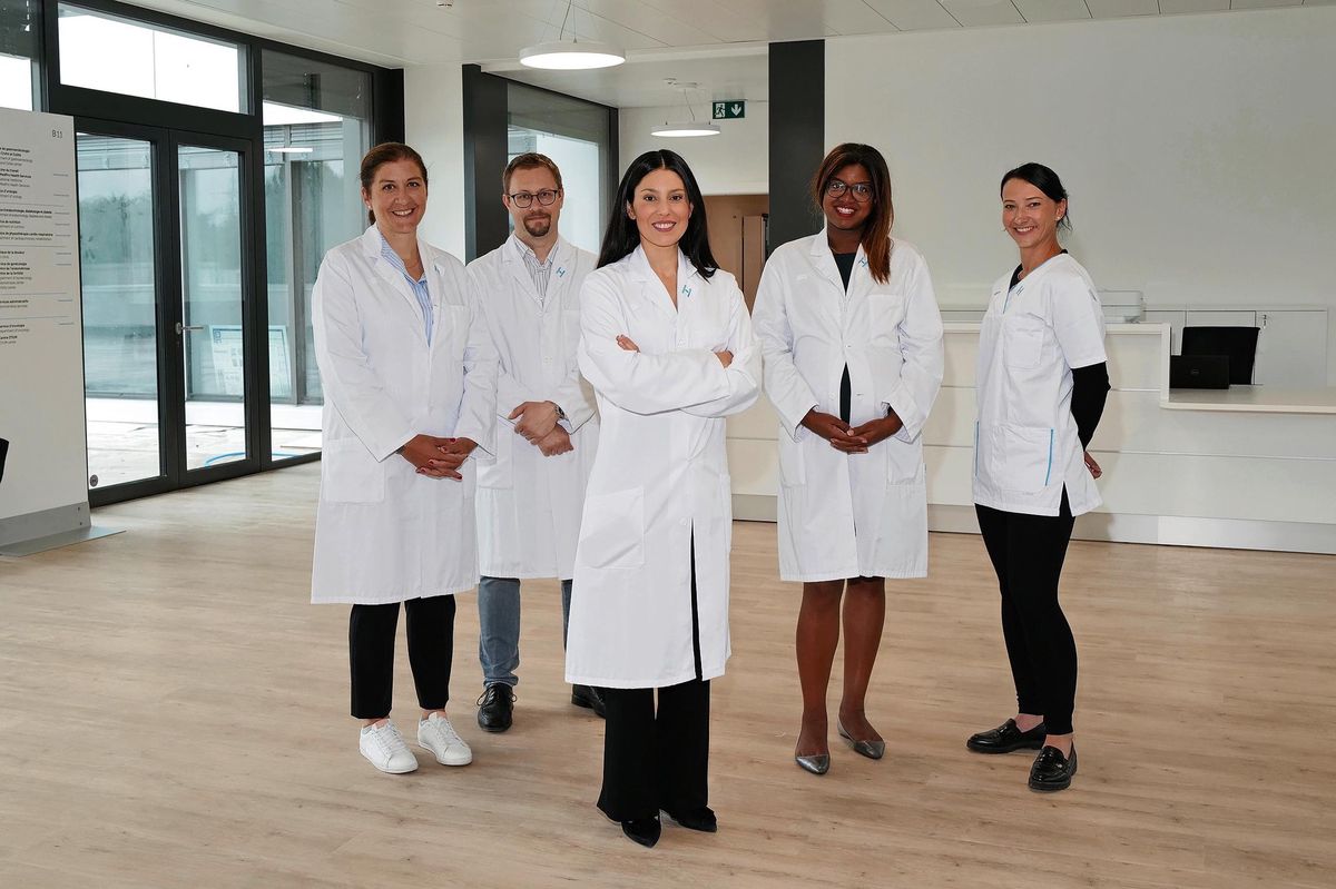 L’équipe du centre Crohn et Colite. De gauche à droite, les docteurs Laetitia-Marie Petit, Nicolas C. Buchs, médecin-adjoint agrégé du Service de chirurgie viscérale des HUG, Sophie Restellini, gastro-entérologue, et Diana Ollo avec Vanessa Laffin, infirmières.